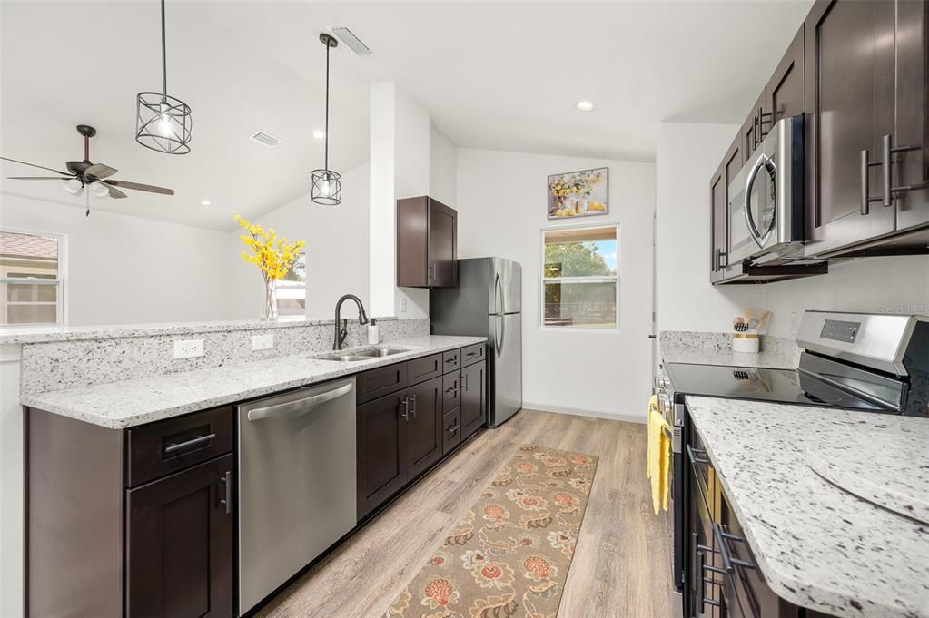 На продажу: $244,900 (3 спален, 2 ванн, 1200 Квадратных фут)