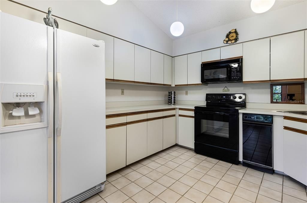 For Sale: $279,000 (2 beds, 2 baths, 1399 Square Feet)