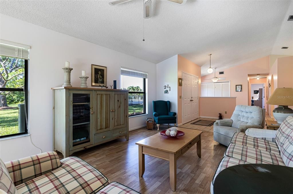 For Sale: $279,000 (2 beds, 2 baths, 1399 Square Feet)