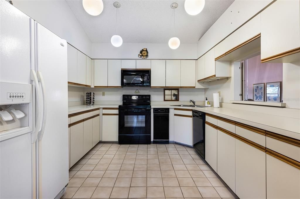 For Sale: $279,000 (2 beds, 2 baths, 1399 Square Feet)