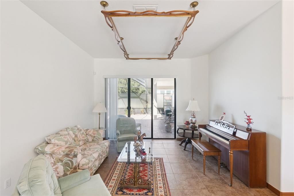 Activo con contrato: $560,000 (4 camas, 3 baños, 2565 Pies cuadrados)