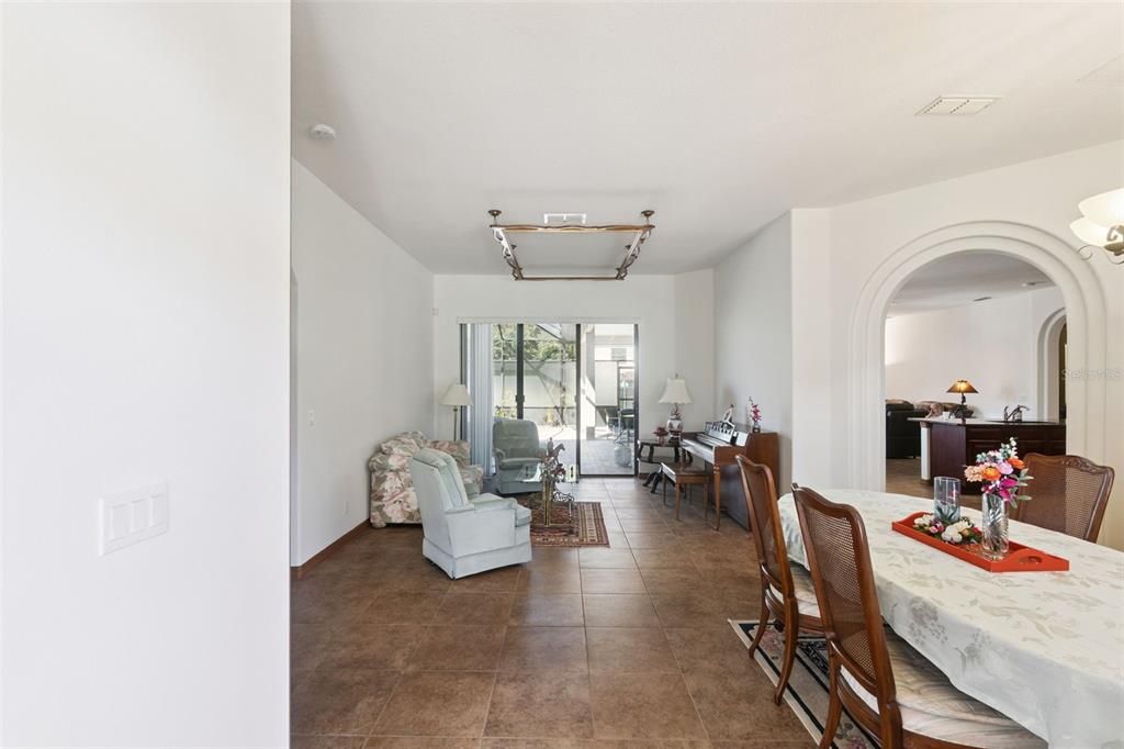 Activo con contrato: $560,000 (4 camas, 3 baños, 2565 Pies cuadrados)