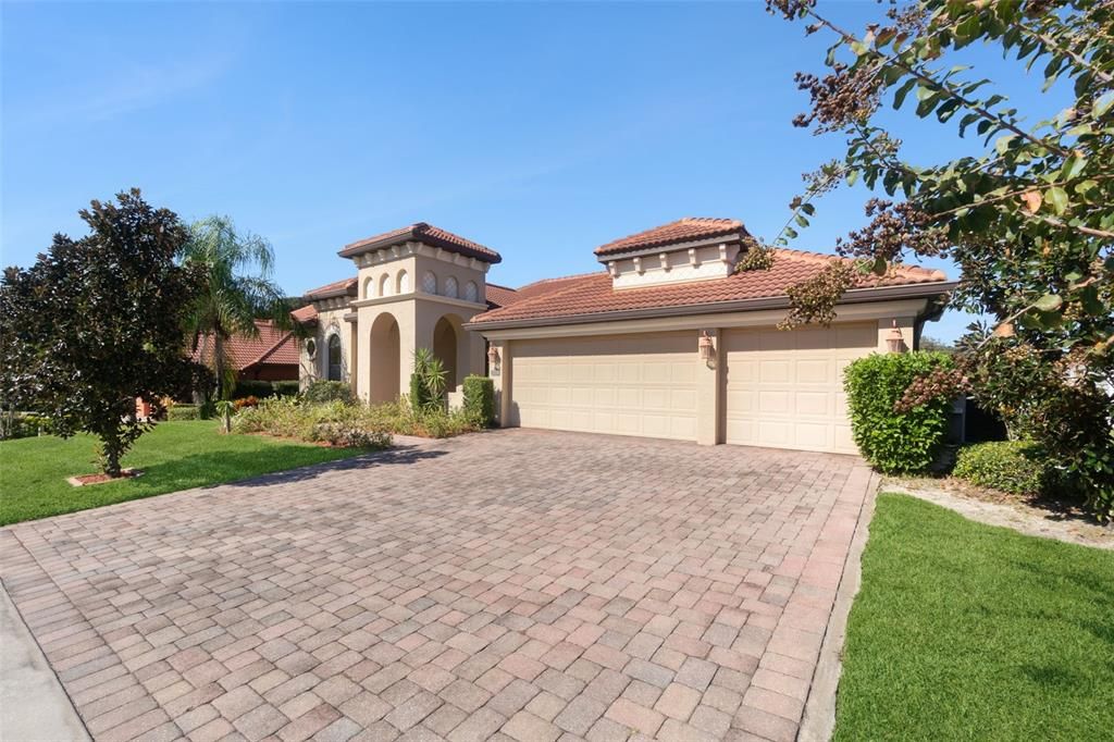 Activo con contrato: $560,000 (4 camas, 3 baños, 2565 Pies cuadrados)