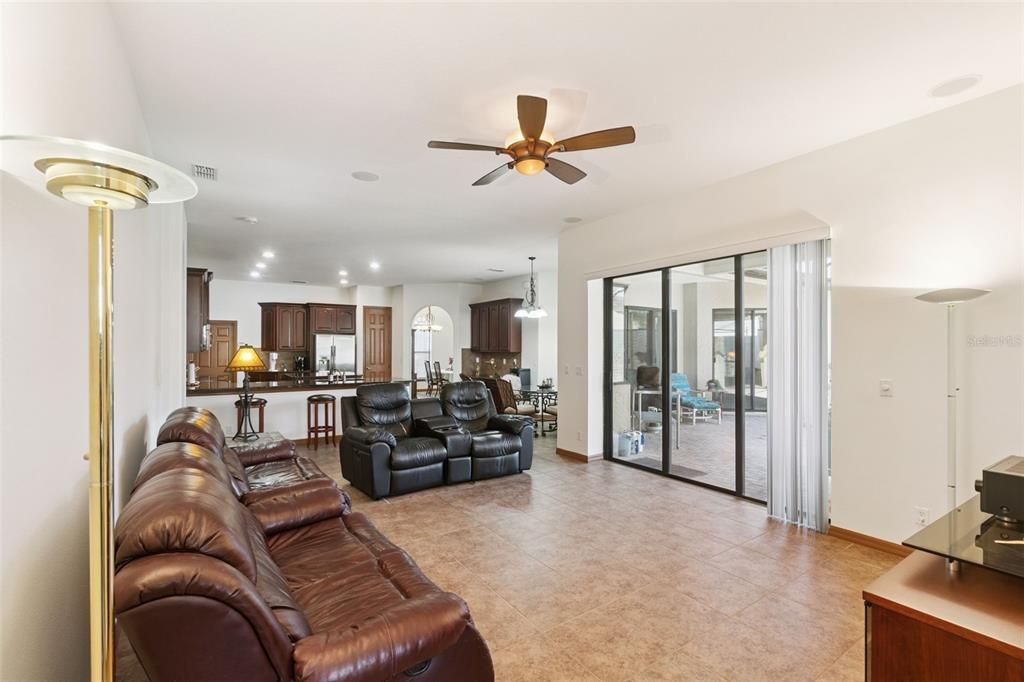 Activo con contrato: $560,000 (4 camas, 3 baños, 2565 Pies cuadrados)