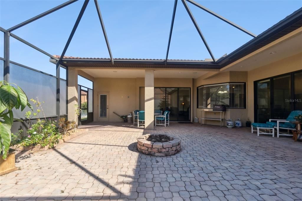 Activo con contrato: $560,000 (4 camas, 3 baños, 2565 Pies cuadrados)