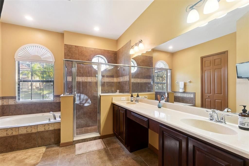 Activo con contrato: $560,000 (4 camas, 3 baños, 2565 Pies cuadrados)