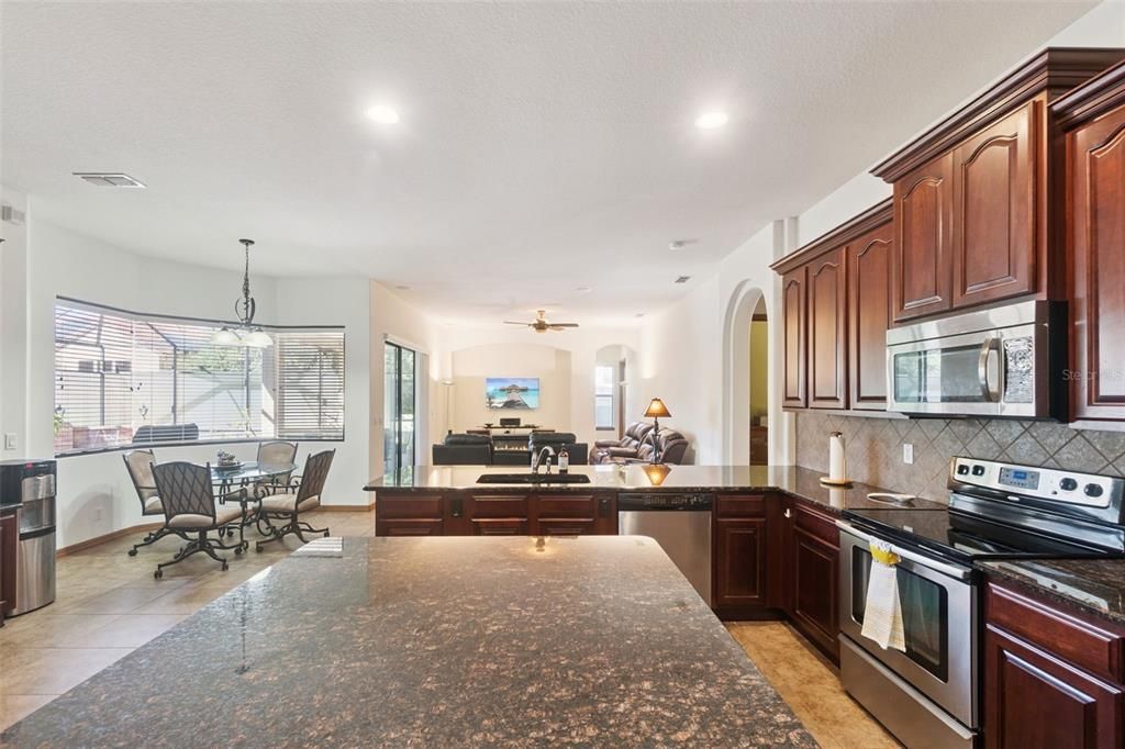 Activo con contrato: $560,000 (4 camas, 3 baños, 2565 Pies cuadrados)