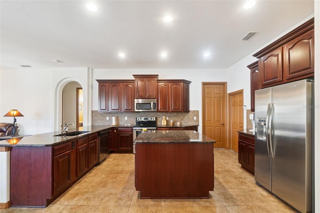 Activo con contrato: $560,000 (4 camas, 3 baños, 2565 Pies cuadrados)