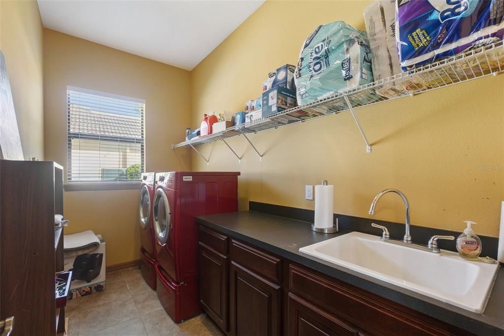 Activo con contrato: $560,000 (4 camas, 3 baños, 2565 Pies cuadrados)