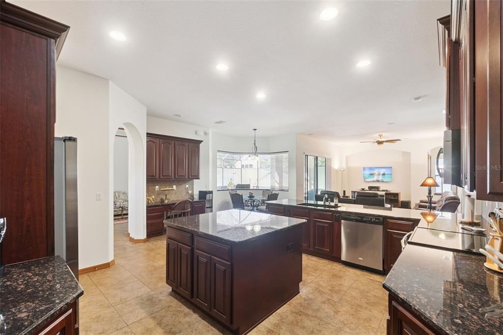 Activo con contrato: $560,000 (4 camas, 3 baños, 2565 Pies cuadrados)