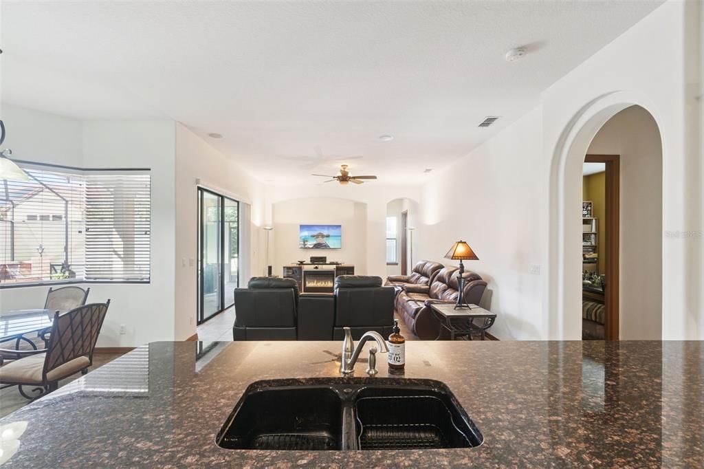 Activo con contrato: $560,000 (4 camas, 3 baños, 2565 Pies cuadrados)