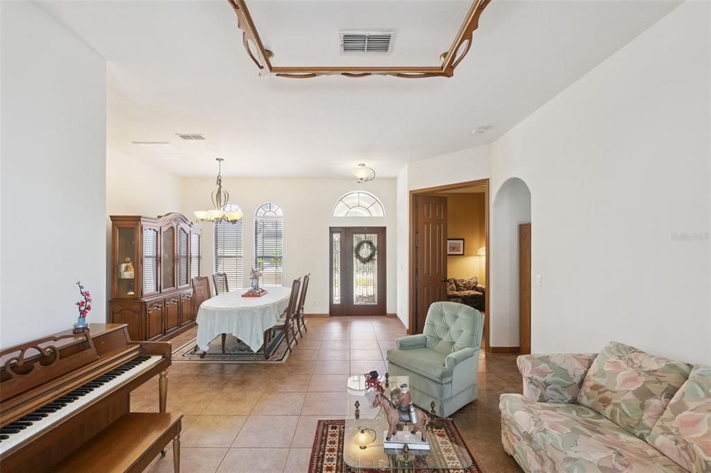 Activo con contrato: $560,000 (4 camas, 3 baños, 2565 Pies cuadrados)