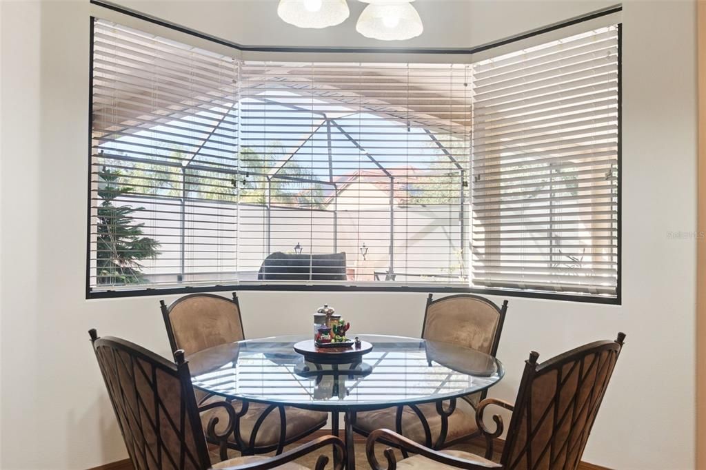 Activo con contrato: $560,000 (4 camas, 3 baños, 2565 Pies cuadrados)