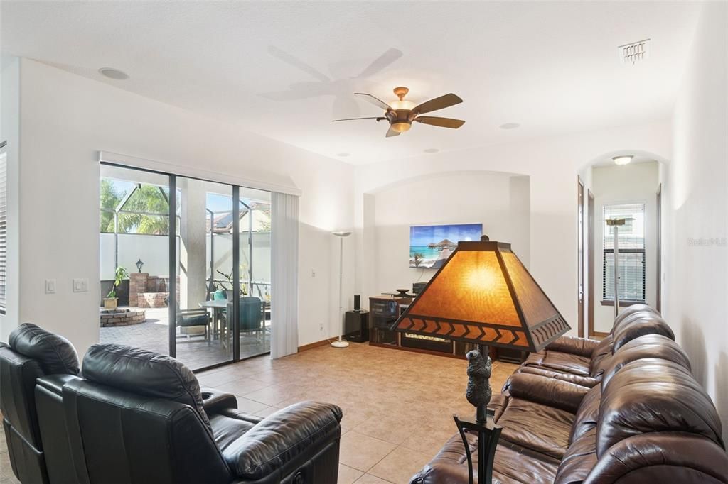 Activo con contrato: $560,000 (4 camas, 3 baños, 2565 Pies cuadrados)