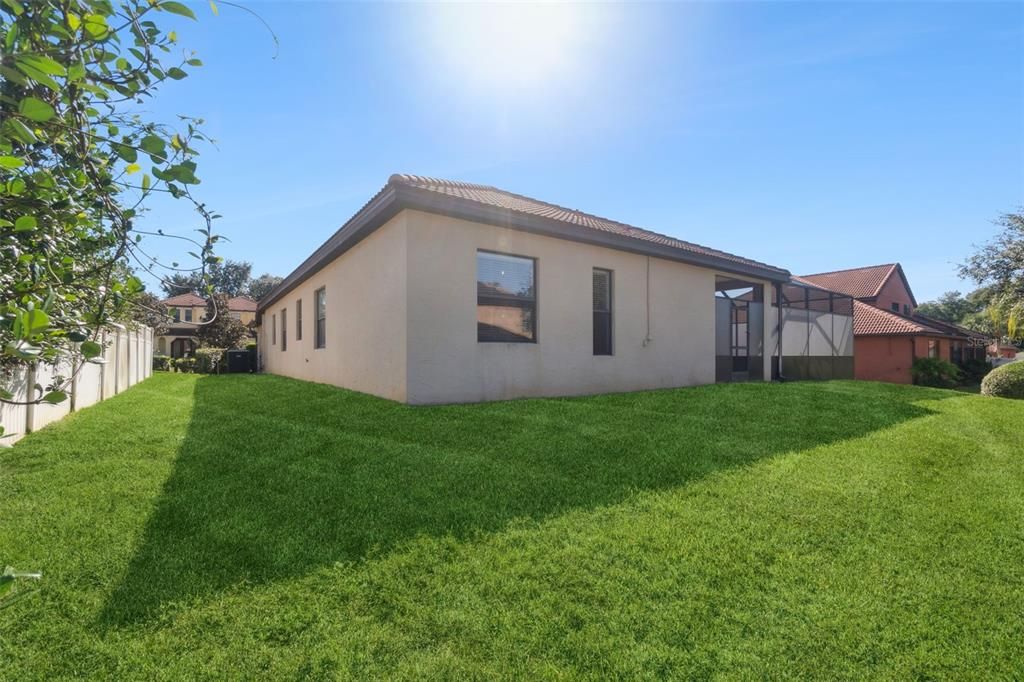 Activo con contrato: $560,000 (4 camas, 3 baños, 2565 Pies cuadrados)