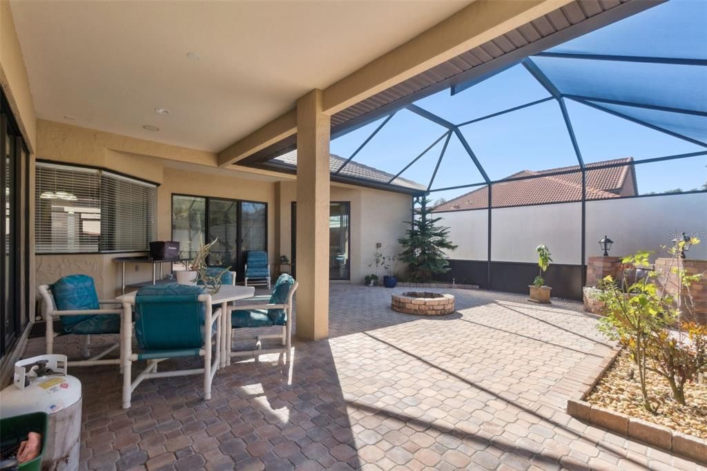 Activo con contrato: $560,000 (4 camas, 3 baños, 2565 Pies cuadrados)