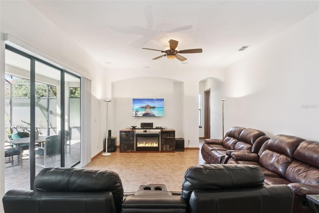 Activo con contrato: $560,000 (4 camas, 3 baños, 2565 Pies cuadrados)