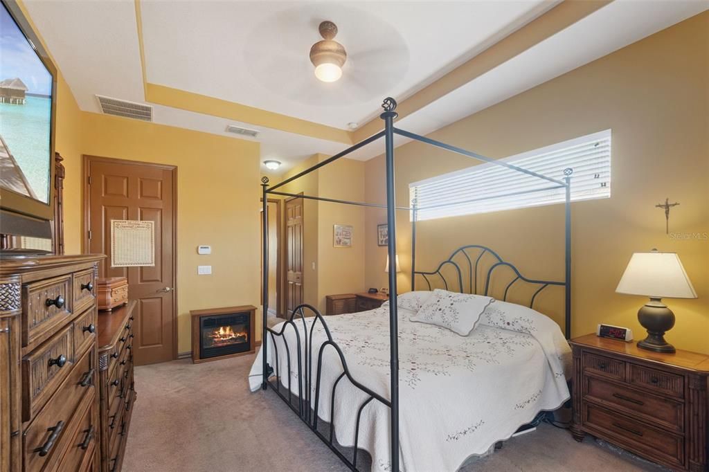 Activo con contrato: $560,000 (4 camas, 3 baños, 2565 Pies cuadrados)