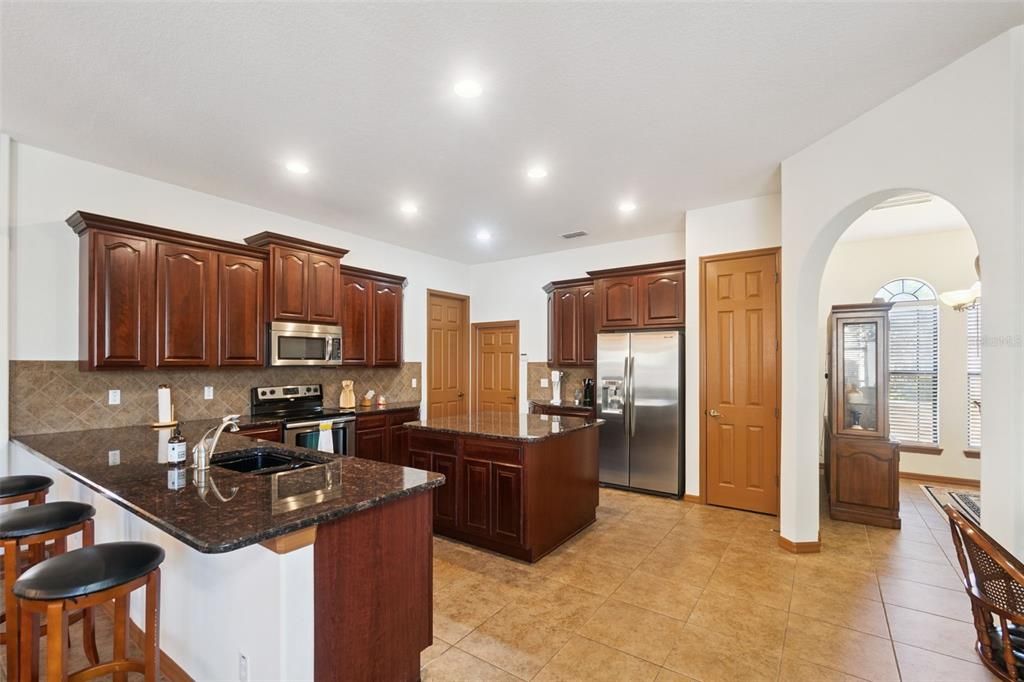 Activo con contrato: $560,000 (4 camas, 3 baños, 2565 Pies cuadrados)