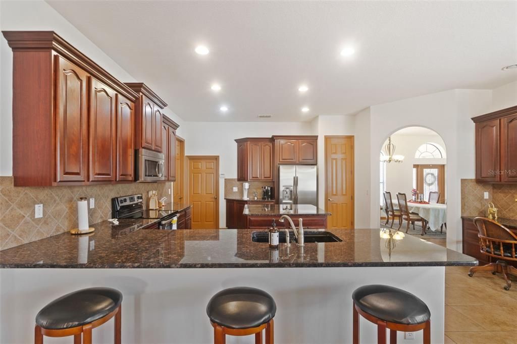 Activo con contrato: $560,000 (4 camas, 3 baños, 2565 Pies cuadrados)