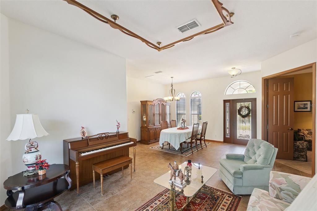 Activo con contrato: $560,000 (4 camas, 3 baños, 2565 Pies cuadrados)