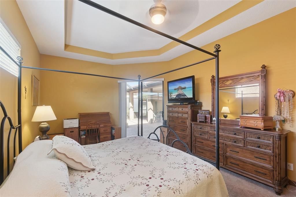 Activo con contrato: $560,000 (4 camas, 3 baños, 2565 Pies cuadrados)