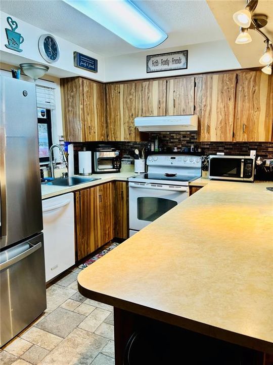 For Sale: $249,900 (3 beds, 2 baths, 2028 Square Feet)