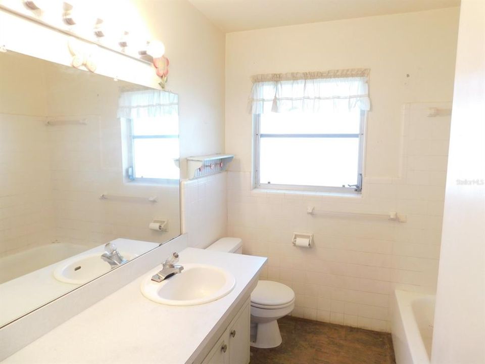 Active With Contract: $319,800 (3 beds, 2 baths, 1300 Square Feet)