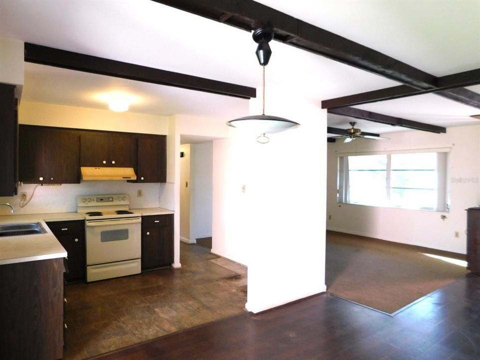 Active With Contract: $319,800 (3 beds, 2 baths, 1300 Square Feet)