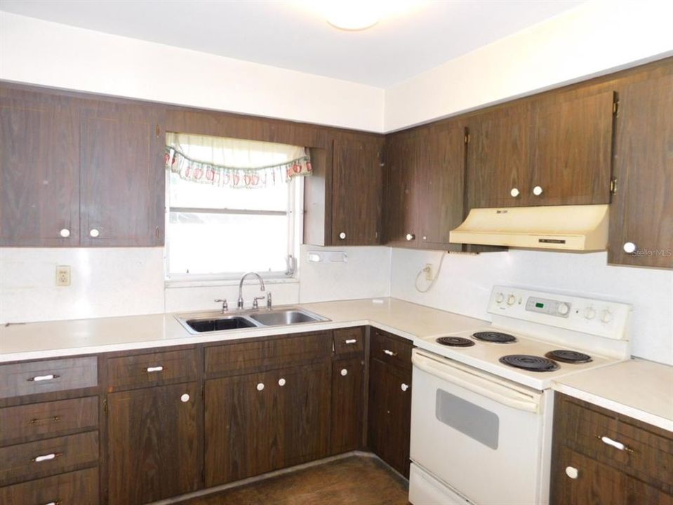 Active With Contract: $319,800 (3 beds, 2 baths, 1300 Square Feet)