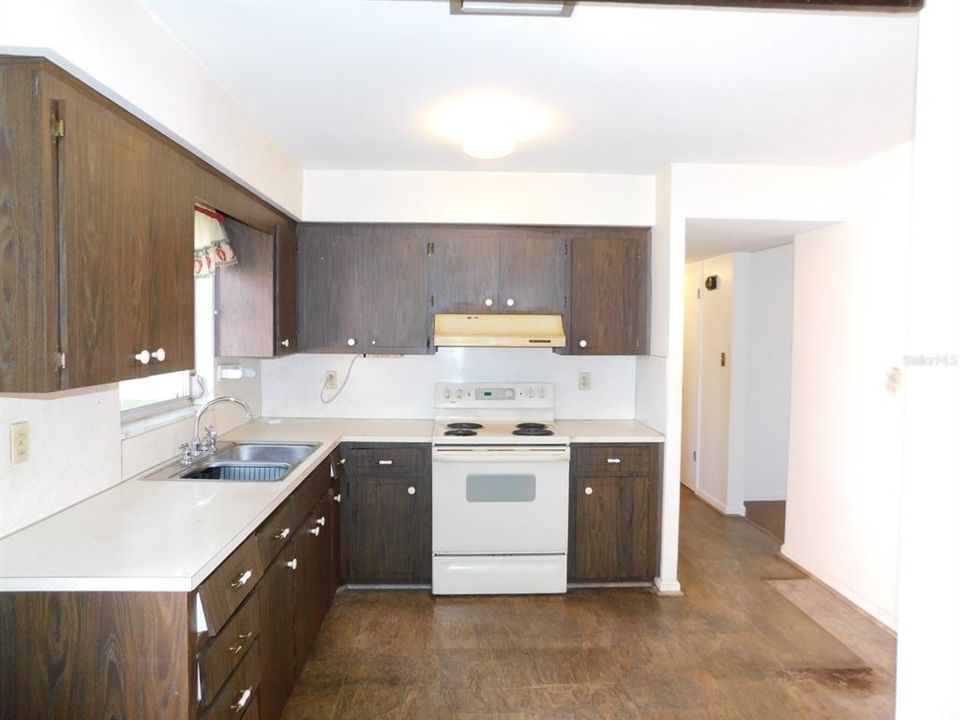 Active With Contract: $319,800 (3 beds, 2 baths, 1300 Square Feet)