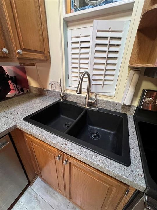 待售: $164,000 (2 贝兹, 2 浴室, 890 平方英尺)