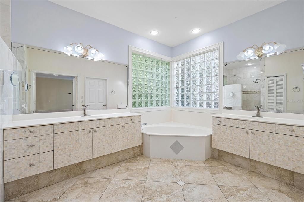 Activo con contrato: $1,349,000 (4 camas, 4 baños, 2863 Pies cuadrados)