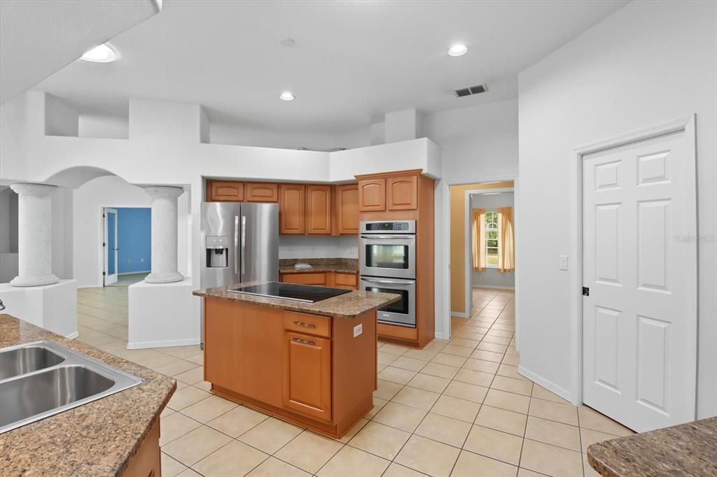 Под контрактом: $539,000 (4 спален, 3 ванн, 3143 Квадратных фут)