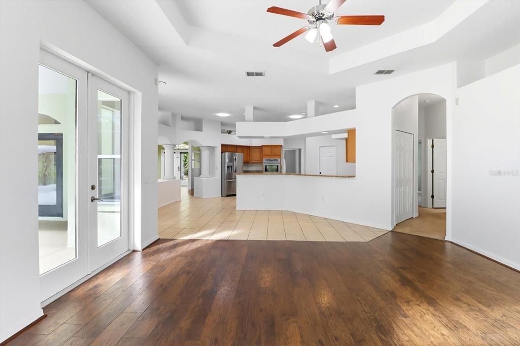 Под контрактом: $539,000 (4 спален, 3 ванн, 3143 Квадратных фут)