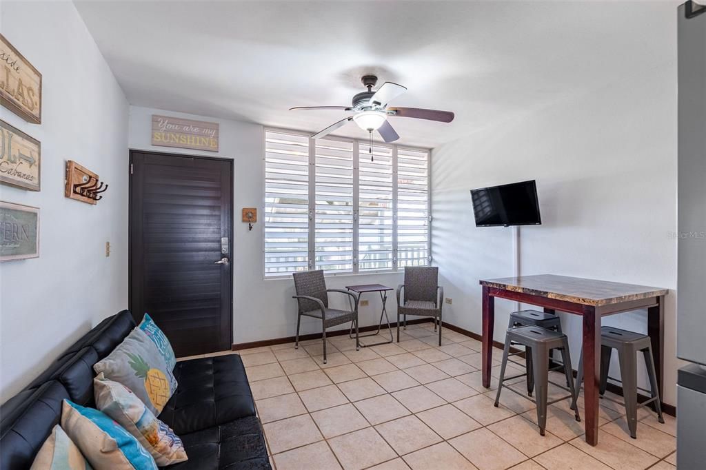 待售: $189,900 (1 贝兹, 1 浴室, 450 平方英尺)