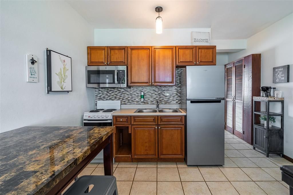 待售: $189,900 (1 贝兹, 1 浴室, 450 平方英尺)