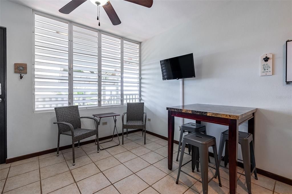 待售: $189,900 (1 贝兹, 1 浴室, 450 平方英尺)