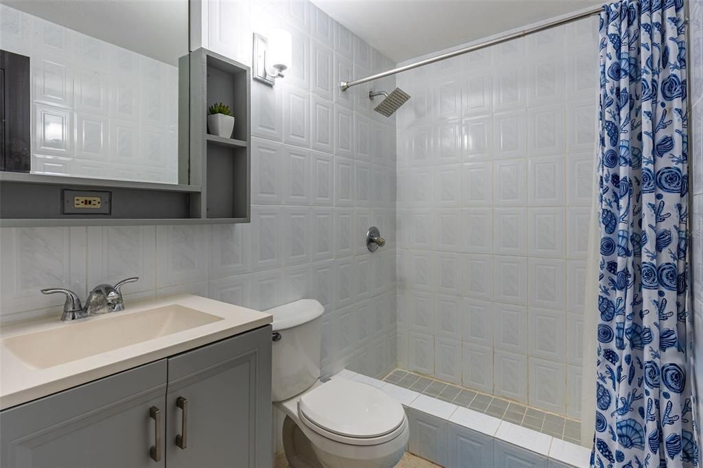 待售: $189,900 (1 贝兹, 1 浴室, 450 平方英尺)