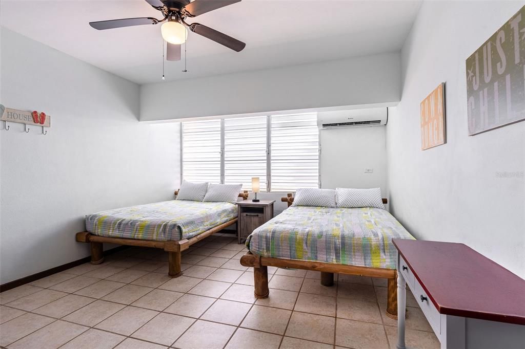 待售: $189,900 (1 贝兹, 1 浴室, 450 平方英尺)