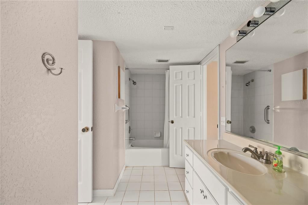 Под контрактом: $189,000 (3 спален, 2 ванн, 1245 Квадратных фут)