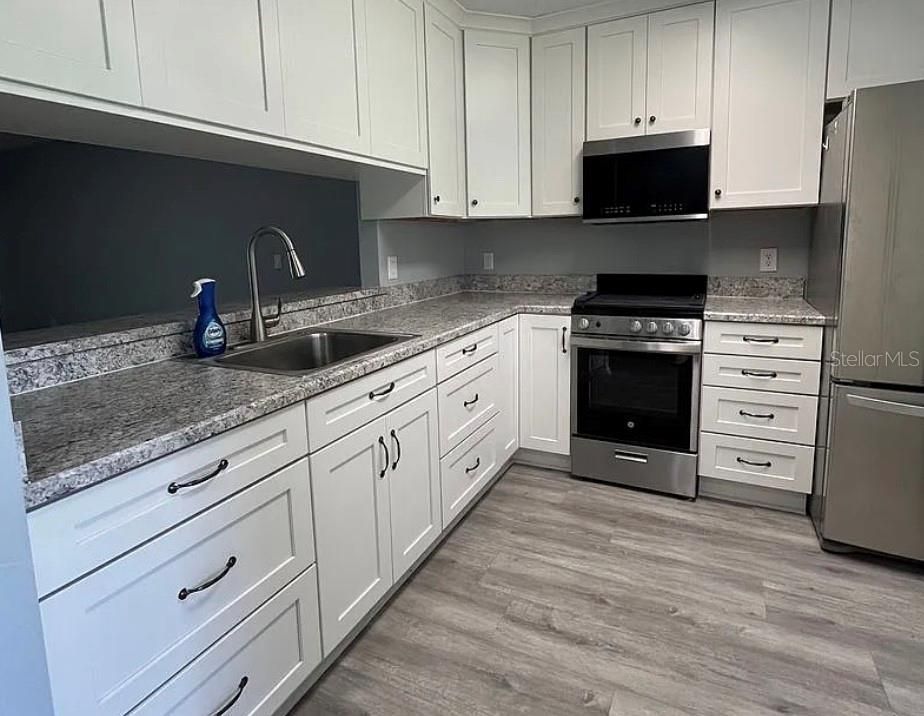 For Sale: $199,900 (2 beds, 2 baths, 1021 Square Feet)