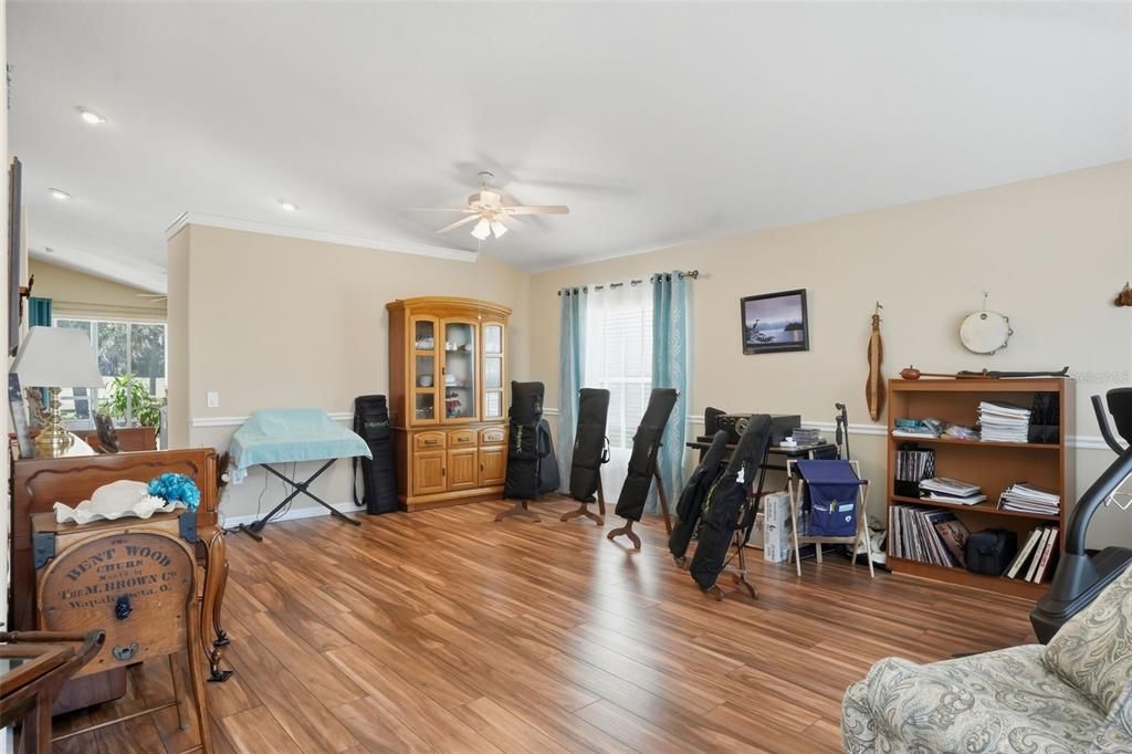 For Sale: $349,900 (3 beds, 2 baths, 2032 Square Feet)