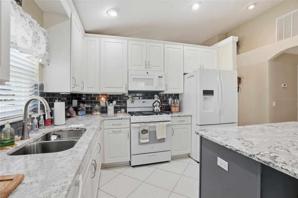 For Sale: $349,900 (3 beds, 2 baths, 2032 Square Feet)