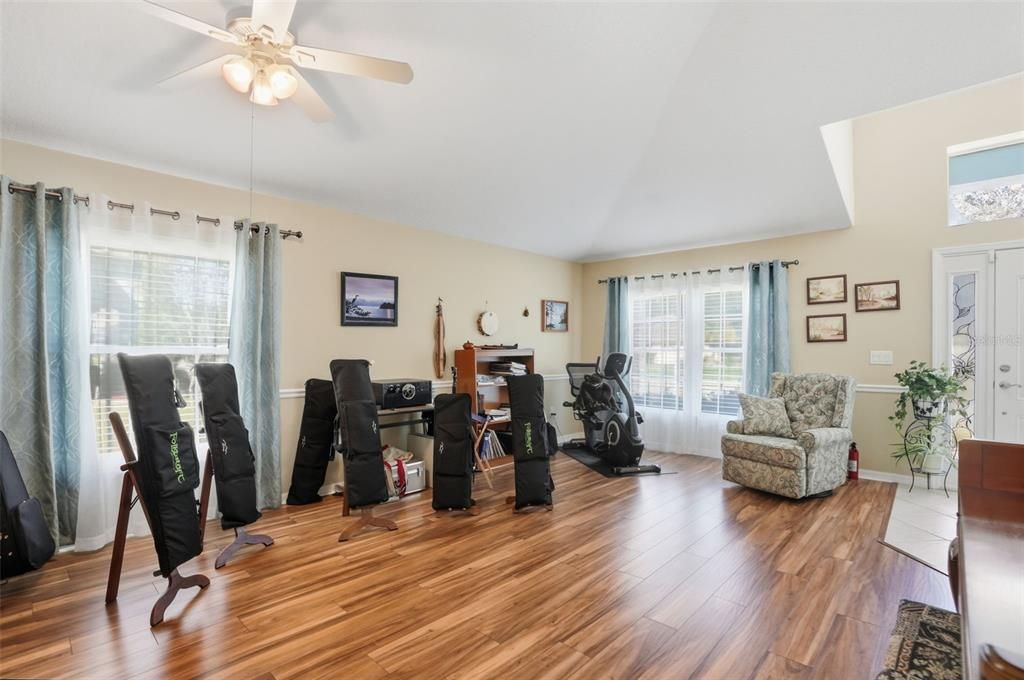 For Sale: $349,900 (3 beds, 2 baths, 2032 Square Feet)