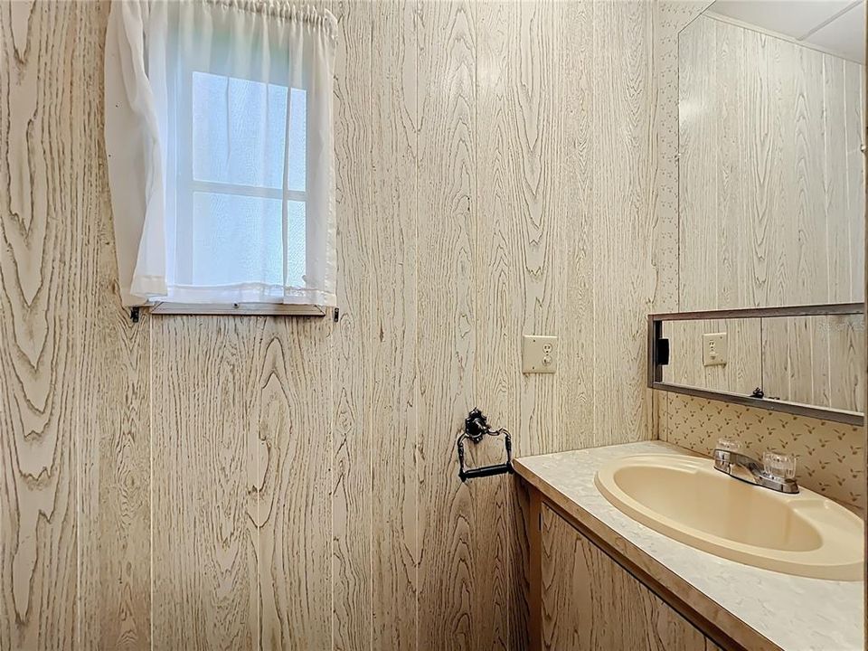 For Sale: $159,900 (2 beds, 1 baths, 840 Square Feet)