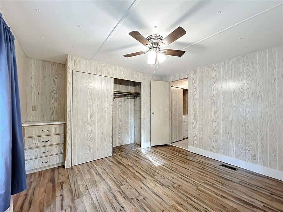 For Sale: $159,900 (2 beds, 1 baths, 840 Square Feet)