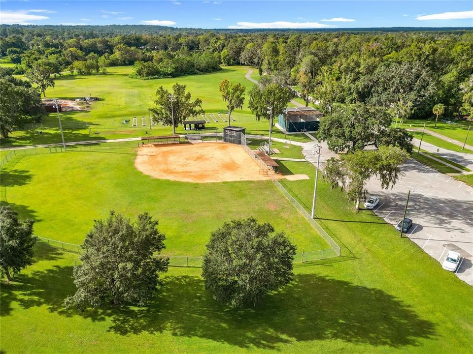 For Sale: $159,900 (2 beds, 1 baths, 840 Square Feet)