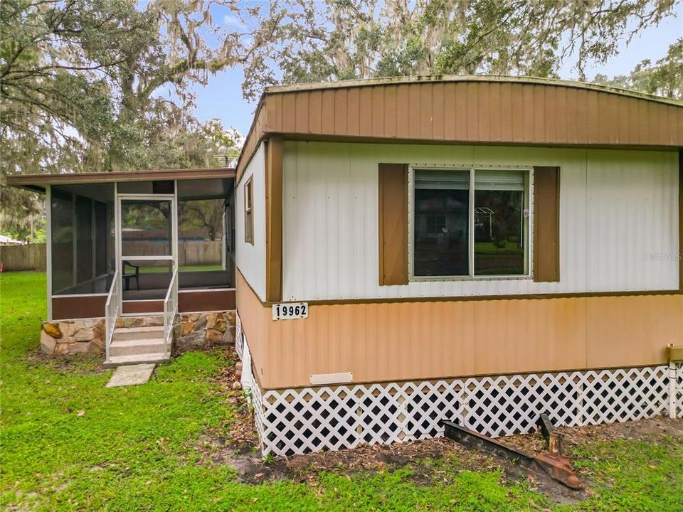 For Sale: $159,900 (2 beds, 1 baths, 840 Square Feet)