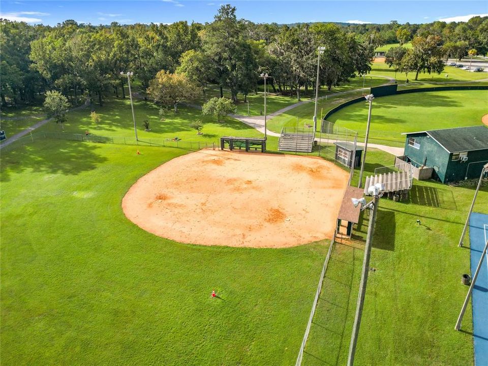 For Sale: $159,900 (2 beds, 1 baths, 840 Square Feet)